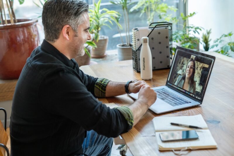 linkedin-sales-solutions-Be5aVKFv9ho-unsplash (2) Zoom meetings